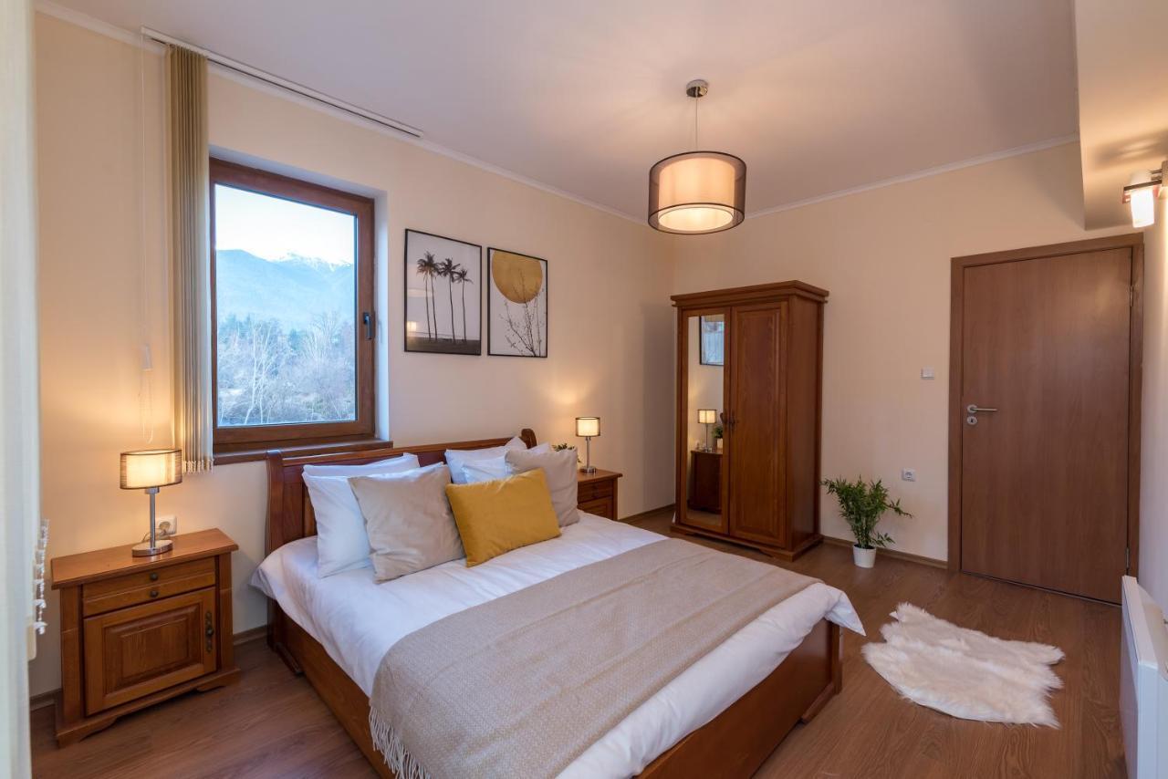 Charming Ski Apartments Near Gondola & Bar Street, Cedar Lodge 1 Complex Bansko Bagian luar foto